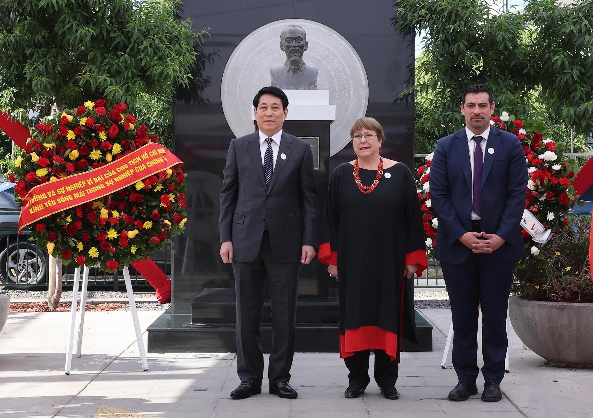 Chủ tịch nước Lương Cường đặt vòng hoa tưởng niệm Chủ tịch Hồ Chí Minh tại Chile- Ảnh 3.